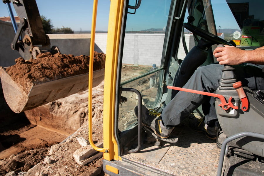 Экскаваторы Hitachi Zaxis 33U и Volvo ECR25D на объекте