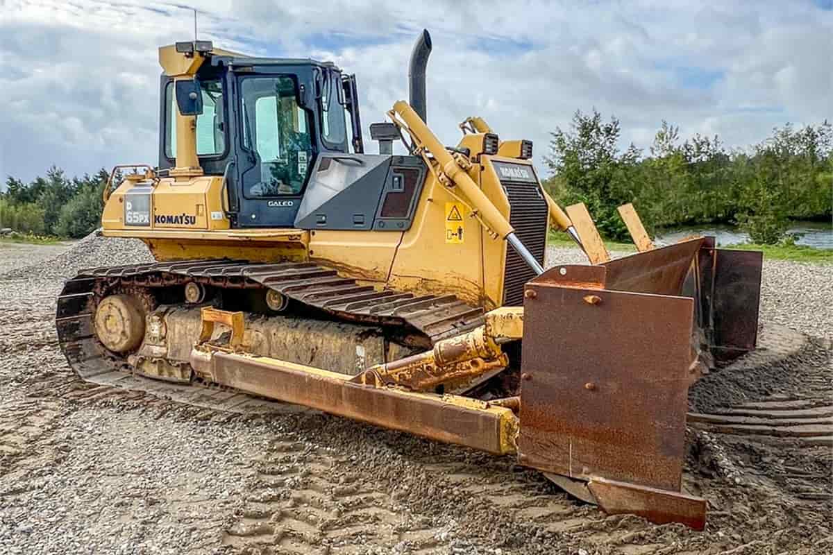 Гусеничный бульдозер KOMATSU D65EX-EO