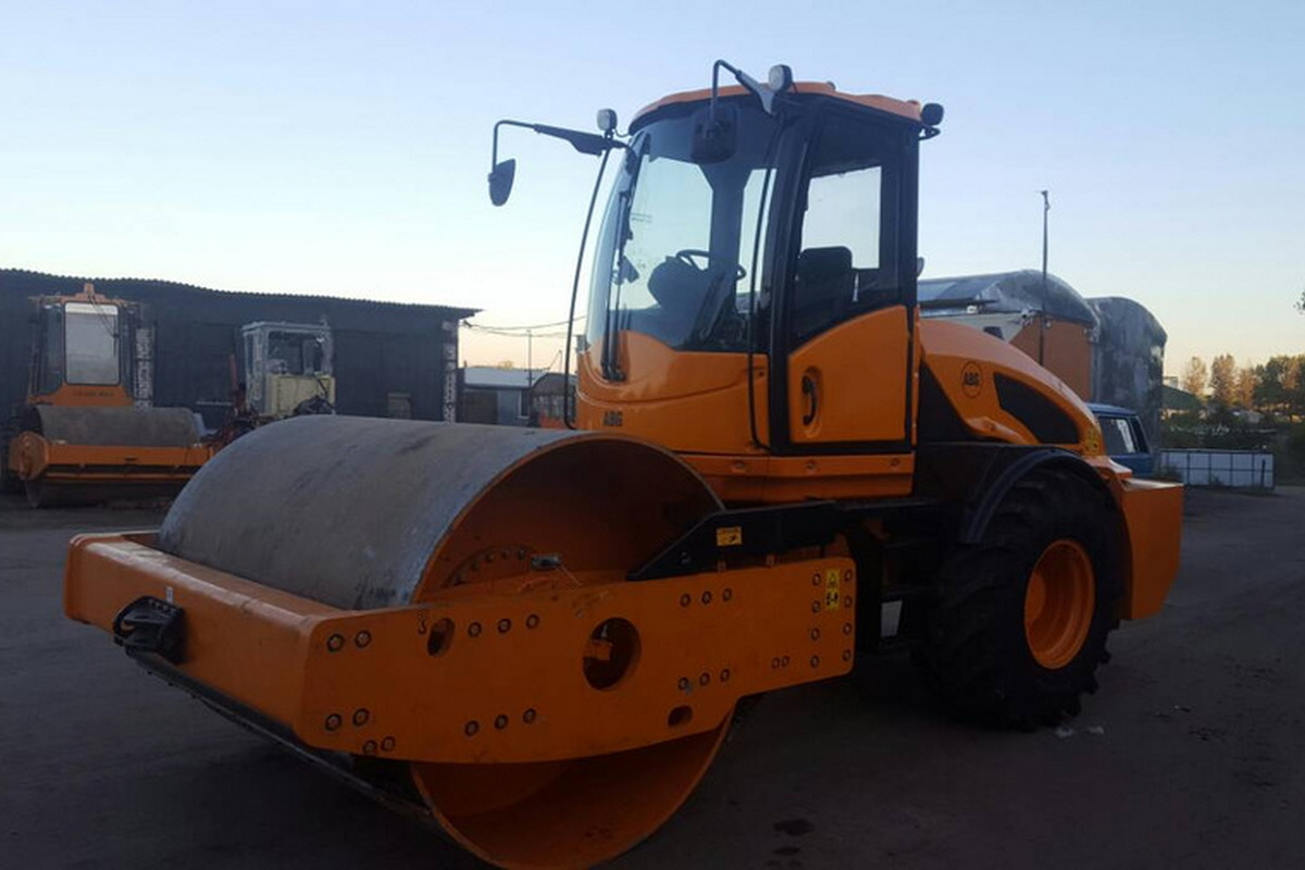 Аренда грунтового виброкатка CAT CS56B в Минске