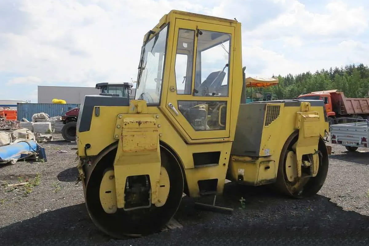 Аренда катка гладковальцевого Bomag 144 AD в Минске